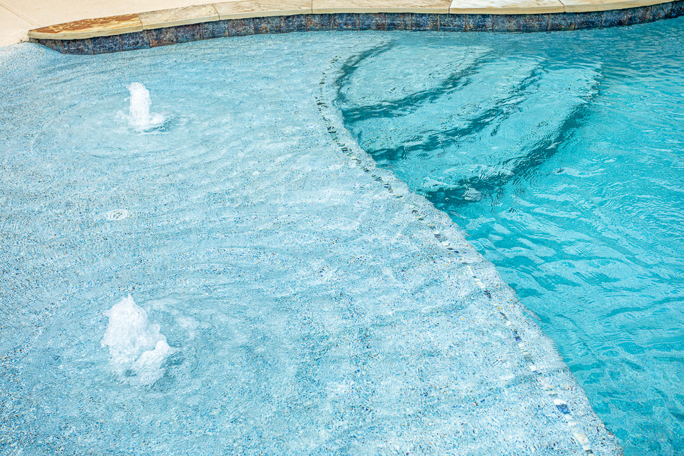 Réalisation d'une piscine naturelle et arrière marine en forme de haricot de taille moyenne avec une dalle de béton.