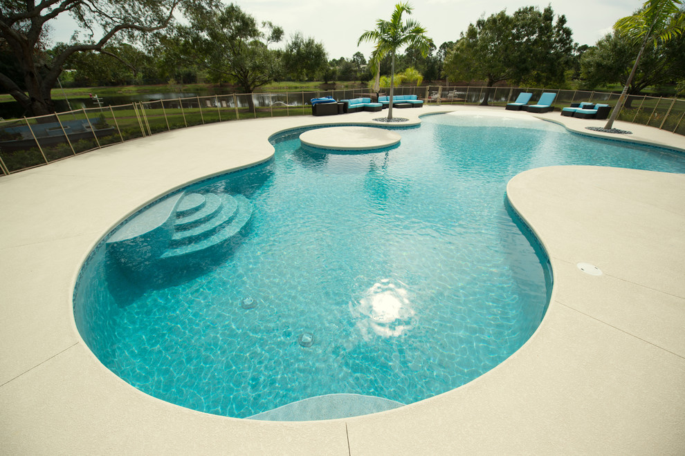 Foto di un'ampia piscina naturale stile marinaro personalizzata dietro casa con pedane