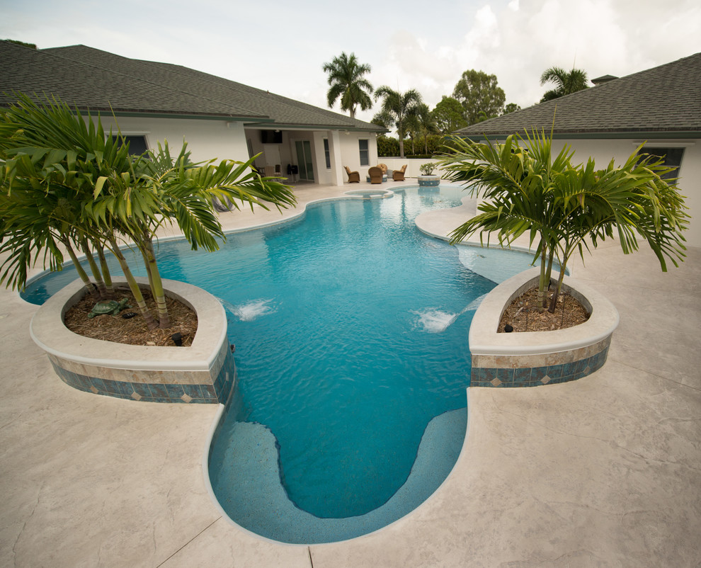 Idee per una grande piscina naturale stile marinaro personalizzata in cortile con cemento stampato
