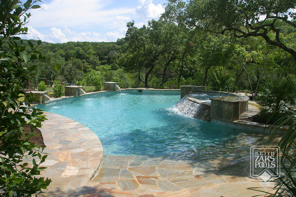 Mittelgroßer Maritimer Pool hinter dem Haus in individueller Form mit Natursteinplatten in Austin