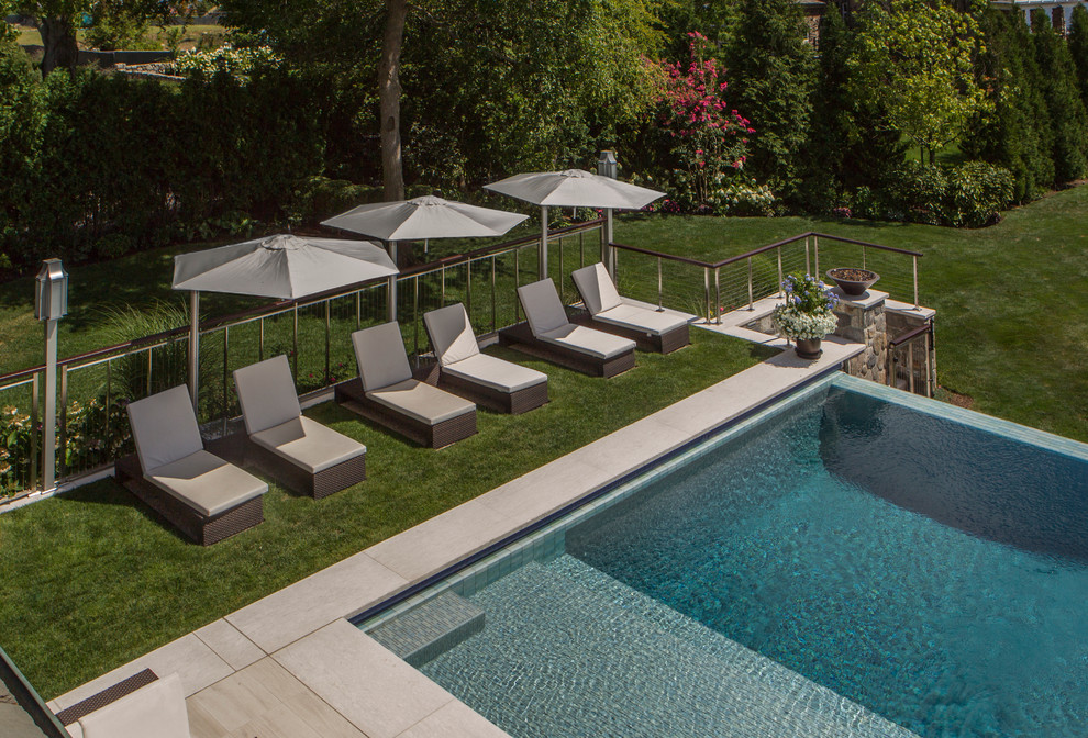 Идея дизайна: большой бассейн-инфинити произвольной формы на заднем дворе в стиле модернизм с джакузи и покрытием из плитки