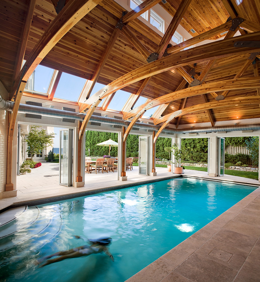 Стильный дизайн: прямоугольный бассейн в доме в морском стиле - последний тренд