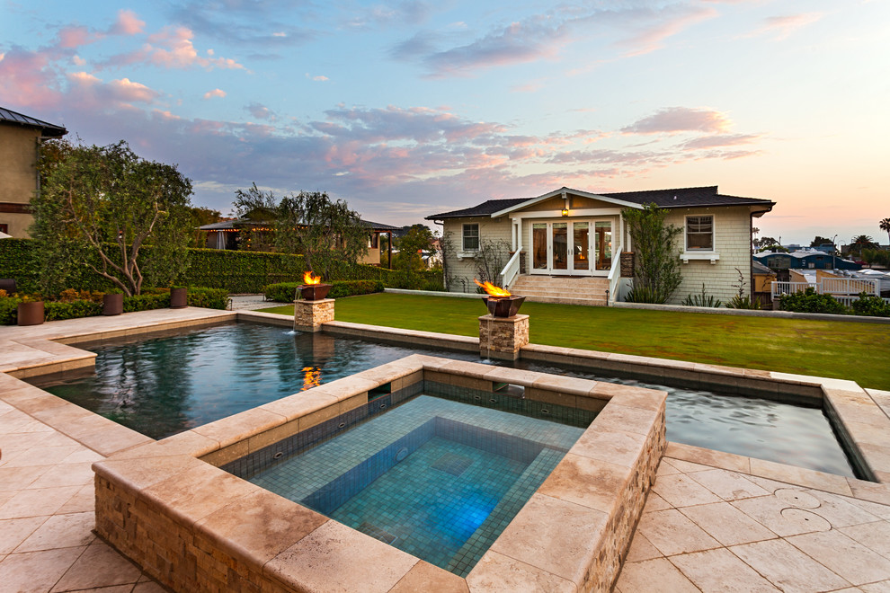 На фото: большой естественный, прямоугольный бассейн на заднем дворе в морском стиле с фонтаном и покрытием из каменной брусчатки с