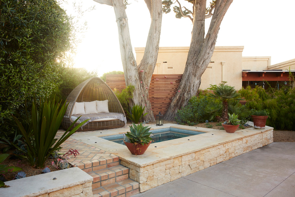 Mittelgroßer Mediterraner Pool hinter dem Haus in rechteckiger Form mit Natursteinplatten in San Luis Obispo