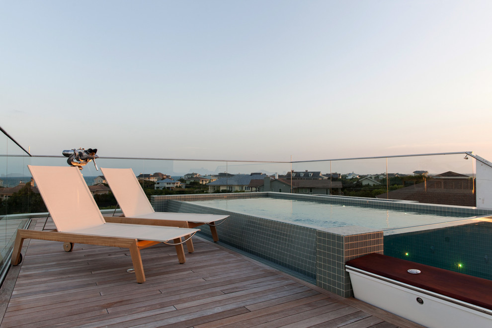Foto di una piccola piscina a sfioro infinito moderna rettangolare sul tetto con pedane