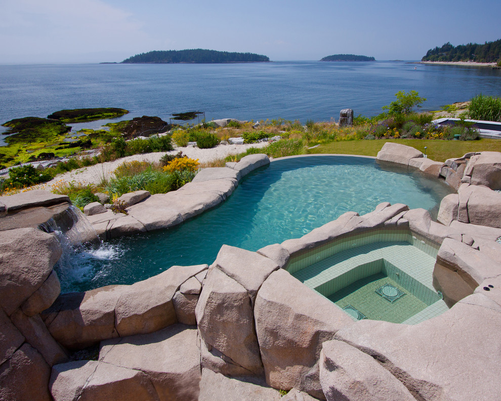 Ispirazione per una piscina naturale stile marinaro personalizzata dietro casa con una vasca idromassaggio