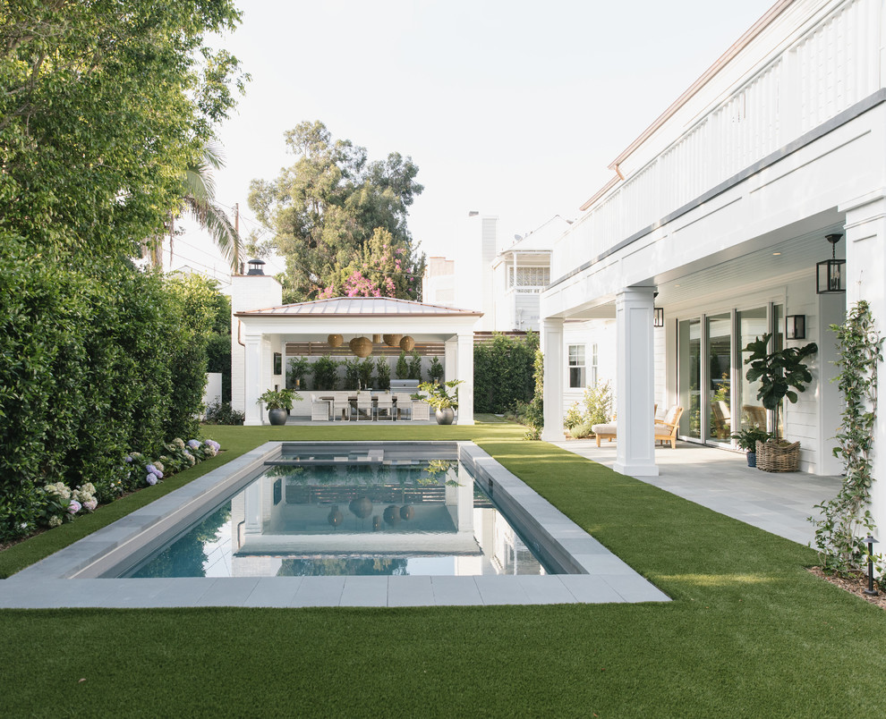 Стильный дизайн: прямоугольный бассейн на заднем дворе в морском стиле - последний тренд