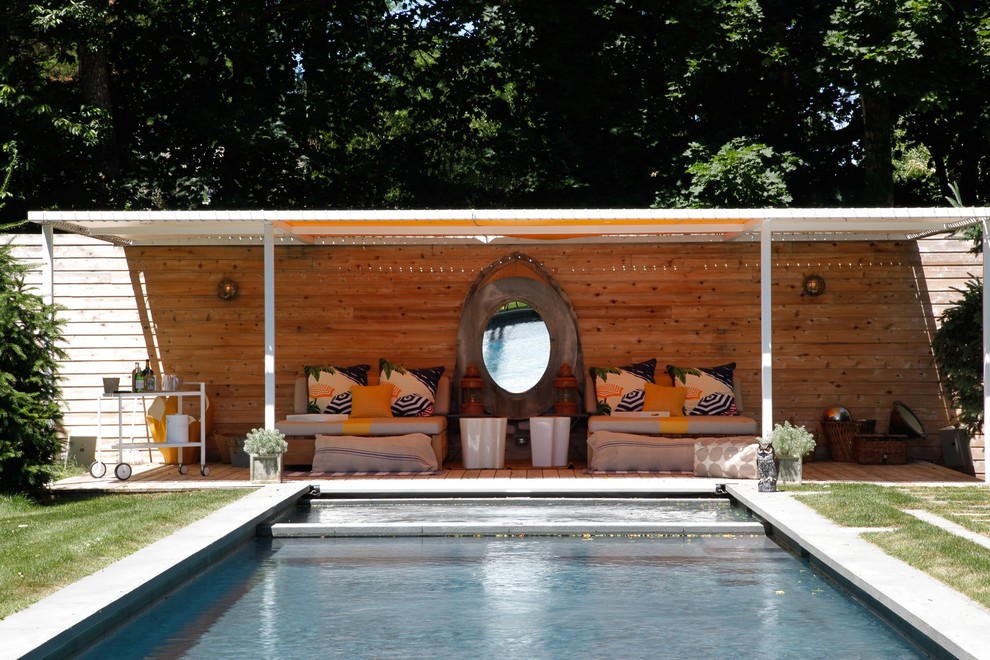 Immagine di una piscina stile marinaro rettangolare dietro casa