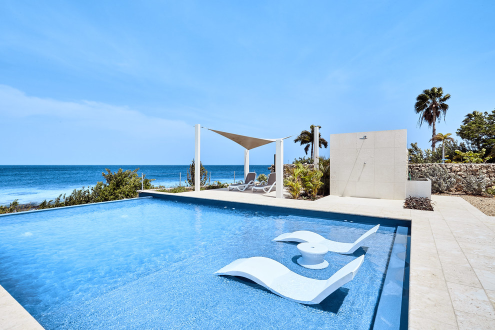 Свежая идея для дизайна: прямоугольный бассейн-инфинити в морском стиле - отличное фото интерьера