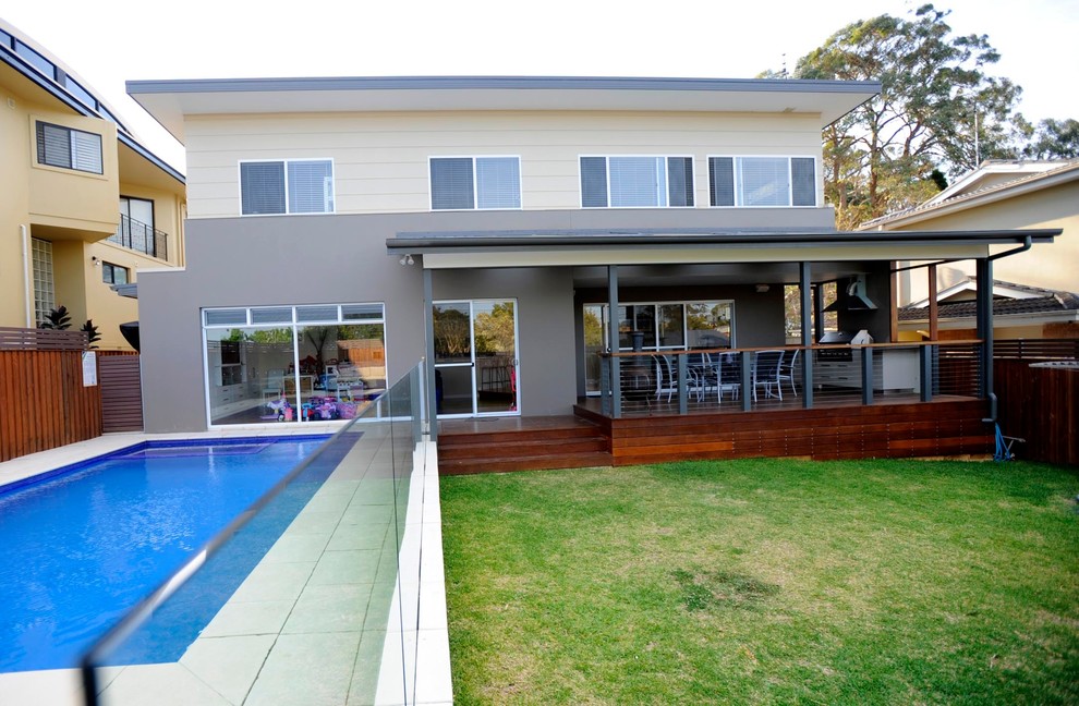 Imagen de piscina contemporánea de tamaño medio rectangular en patio trasero