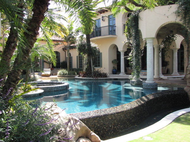 Esempio di una grande piscina naturale mediterranea personalizzata dietro casa con una vasca idromassaggio