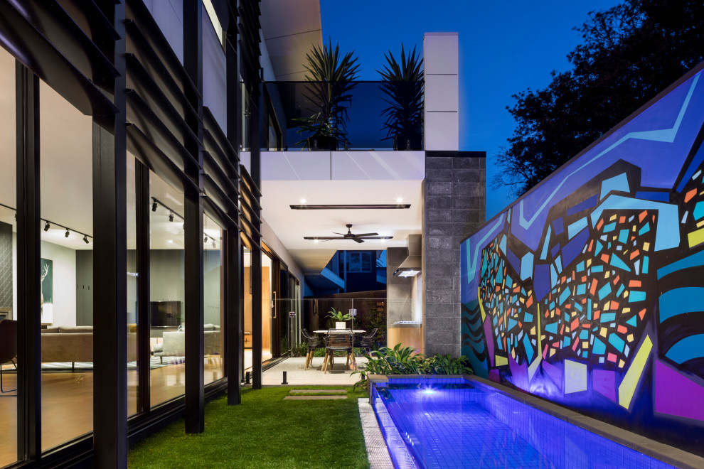 Imagen de piscina alargada contemporánea de tamaño medio rectangular en patio trasero