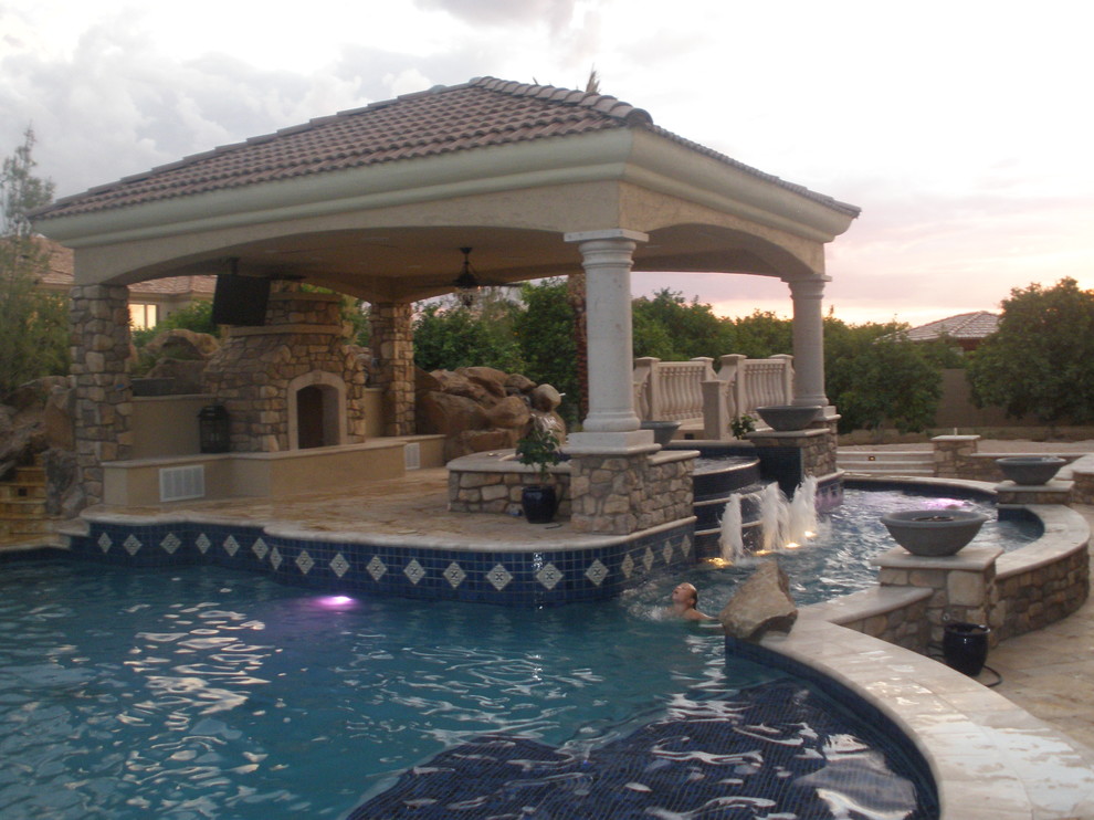 Идея дизайна: большой бассейн произвольной формы на заднем дворе в средиземноморском стиле с фонтаном и покрытием из плитки
