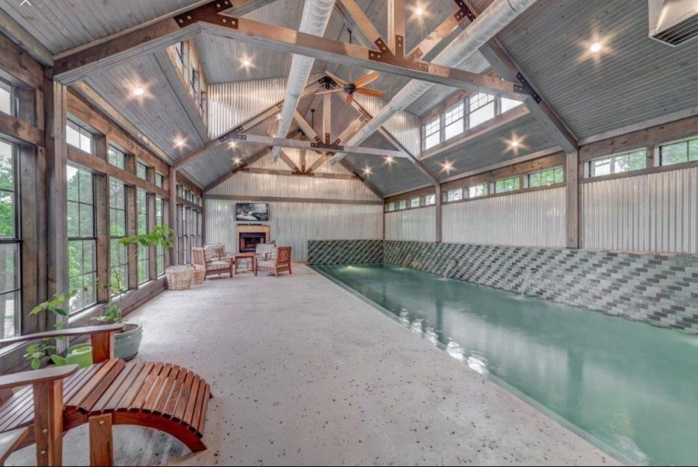 Свежая идея для дизайна: спортивный, прямоугольный бассейн среднего размера в доме в стиле рустика с домиком у бассейна и мощением тротуарной плиткой - отличное фото интерьера