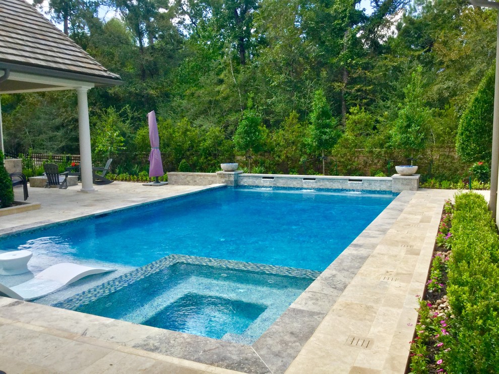 Источник вдохновения для домашнего уюта: большой спортивный, прямоугольный бассейн на заднем дворе в стиле неоклассика (современная классика) с фонтаном и покрытием из каменной брусчатки