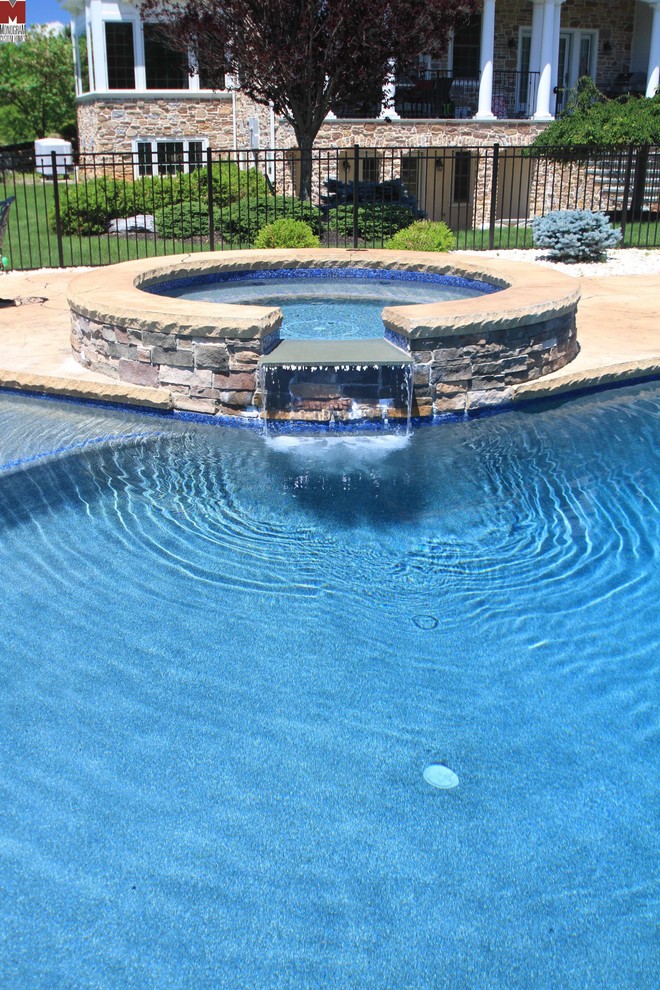 Bild på en stor funkis anpassad pool på baksidan av huset