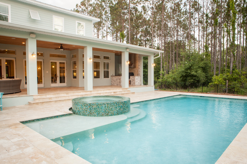 Foto de piscinas y jacuzzis alargados costeros grandes rectangulares en patio trasero con adoquines de piedra natural