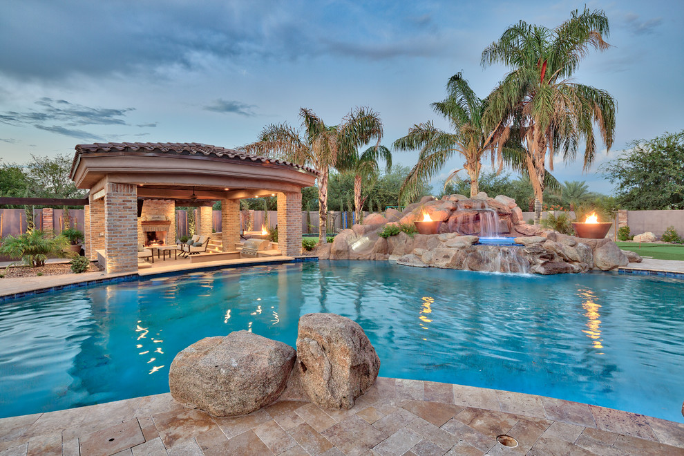 Großer Mediterraner Schwimmteich hinter dem Haus mit Natursteinplatten in Phoenix