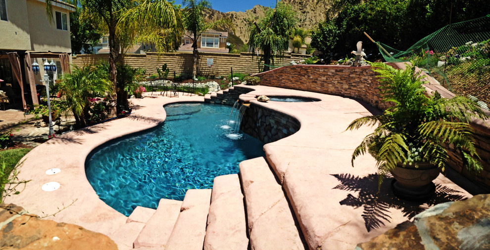 Immagine di una piscina fuori terra mediterranea personalizzata di medie dimensioni e dietro casa con cemento stampato