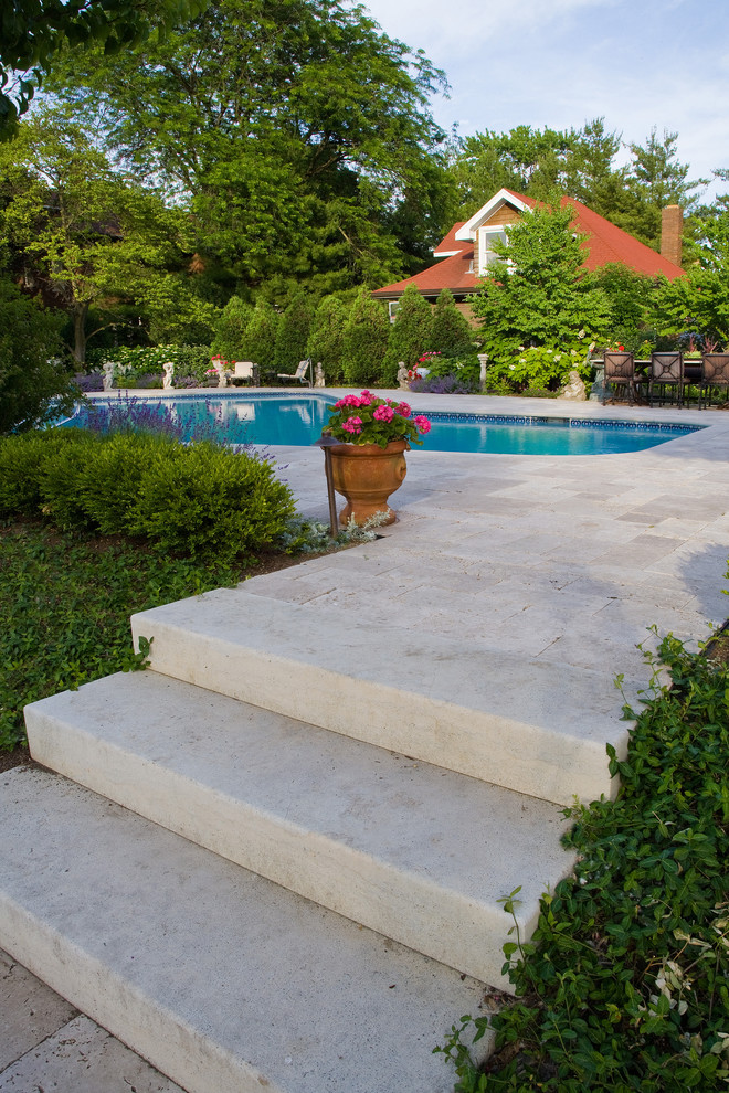 Idee per una grande piscina mediterranea personalizzata dietro casa con pavimentazioni in pietra naturale