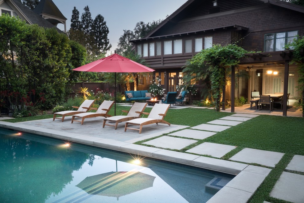 Klassischer Pool hinter dem Haus in rechteckiger Form mit Betonboden in Los Angeles