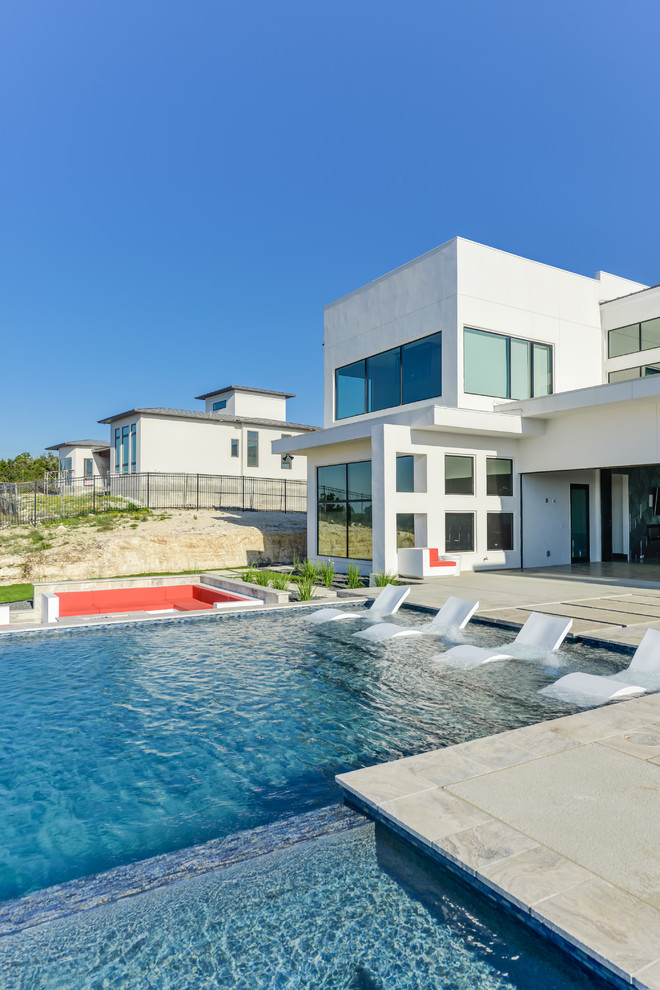 Esempio di una piscina moderna dietro casa