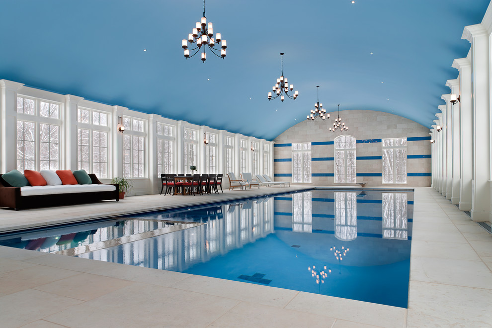 Cette image montre une très grande piscine intérieure traditionnelle rectangle.