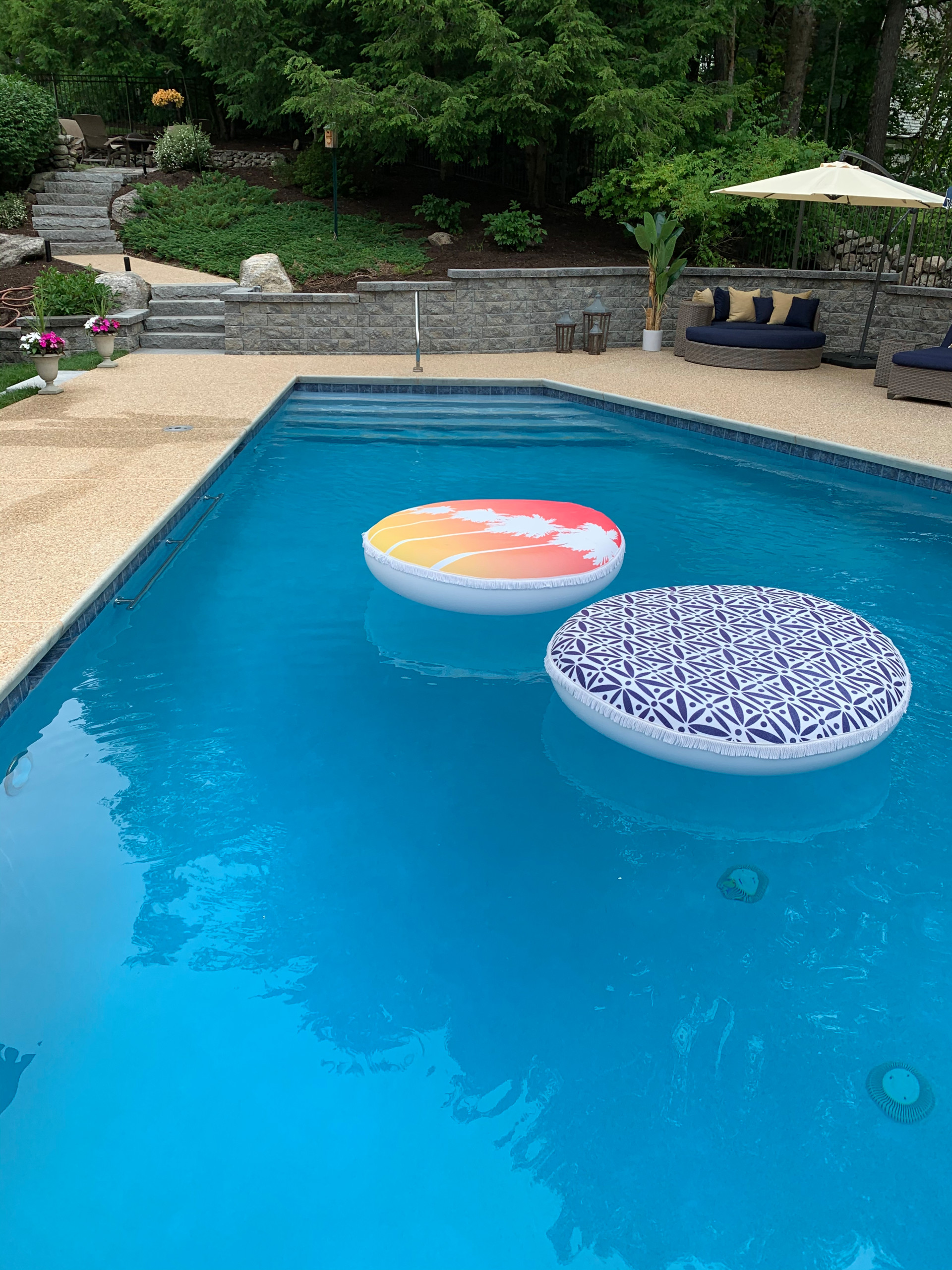 おしゃれなプール 目隠し の画像 21年10月 Houzz ハウズ