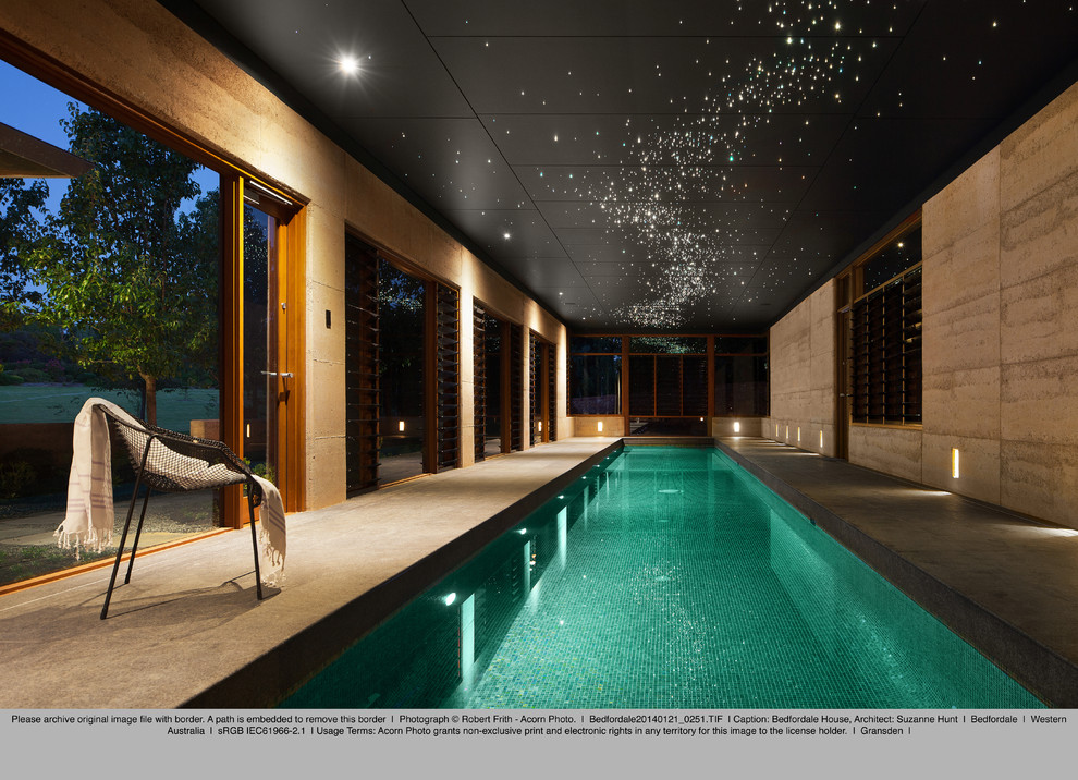 Foto de piscina asiática rectangular en patio trasero con suelo de baldosas