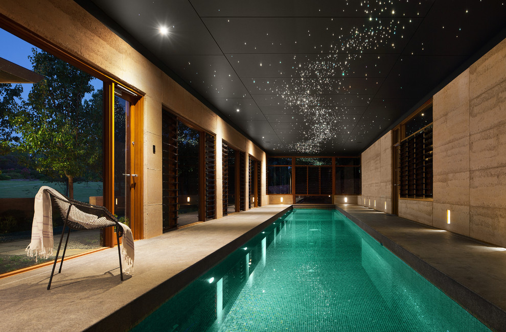 Mittelgroßer Asiatischer Indoor-Pool in rechteckiger Form mit Betonplatten in Perth