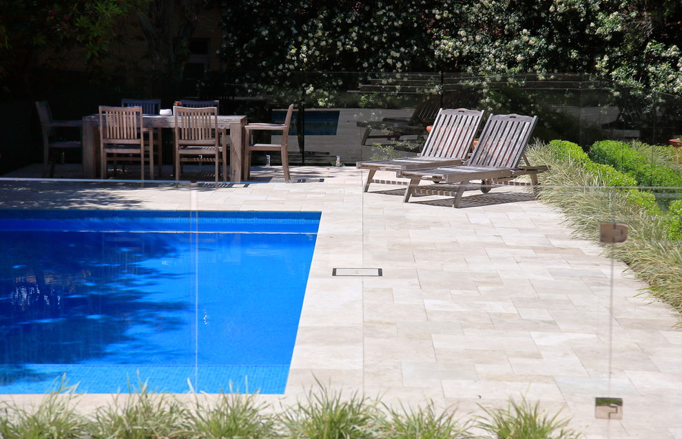 Mittelgroßer Moderner Pool hinter dem Haus in rechteckiger Form mit Natursteinplatten in Sydney