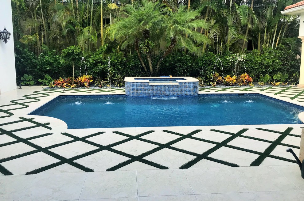 Foto di una piscina mediterranea rettangolare di medie dimensioni e in cortile con pavimentazioni in pietra naturale