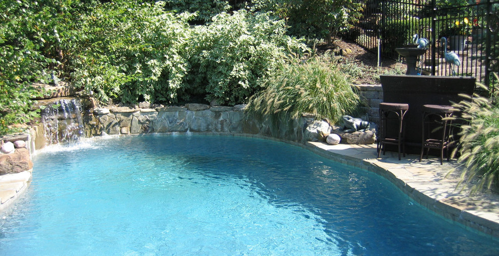 Foto di una piscina classica personalizzata con pavimentazioni in pietra naturale