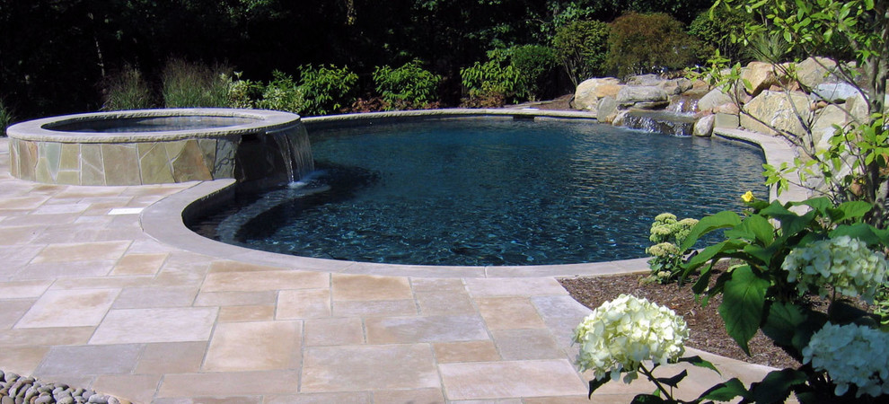 Immagine di una piscina classica a "C" dietro casa