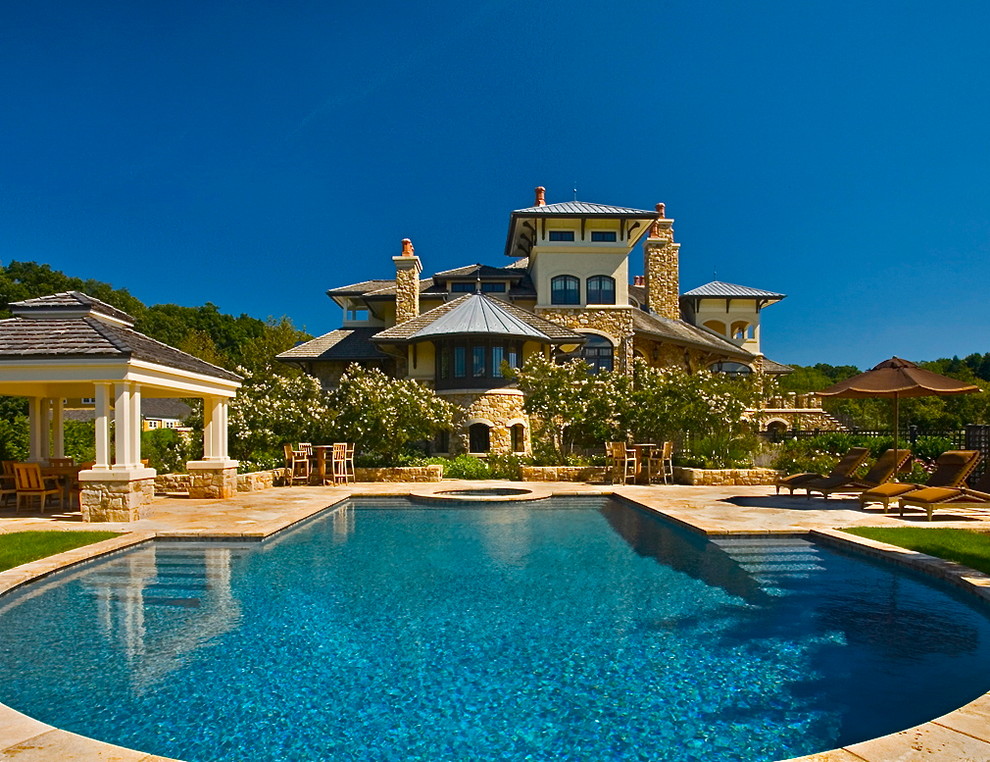 Стильный дизайн: бассейн произвольной формы на заднем дворе в средиземноморском стиле - последний тренд