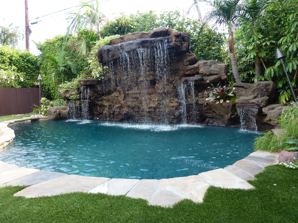 Cette image montre une petite piscine naturelle et arrière ethnique sur mesure avec une dalle de béton.