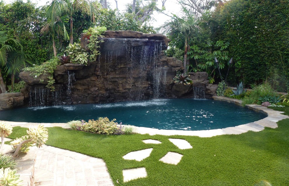 На фото: маленький естественный бассейн произвольной формы на заднем дворе в морском стиле с покрытием из бетонных плит для на участке и в саду с