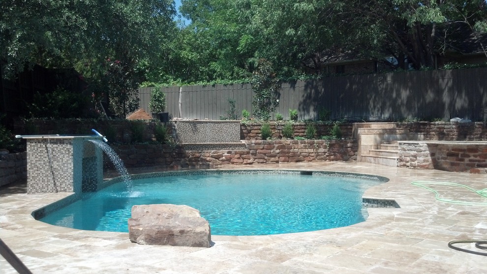 Foto de piscina natural minimalista grande tipo riñón en patio trasero con adoquines de piedra natural