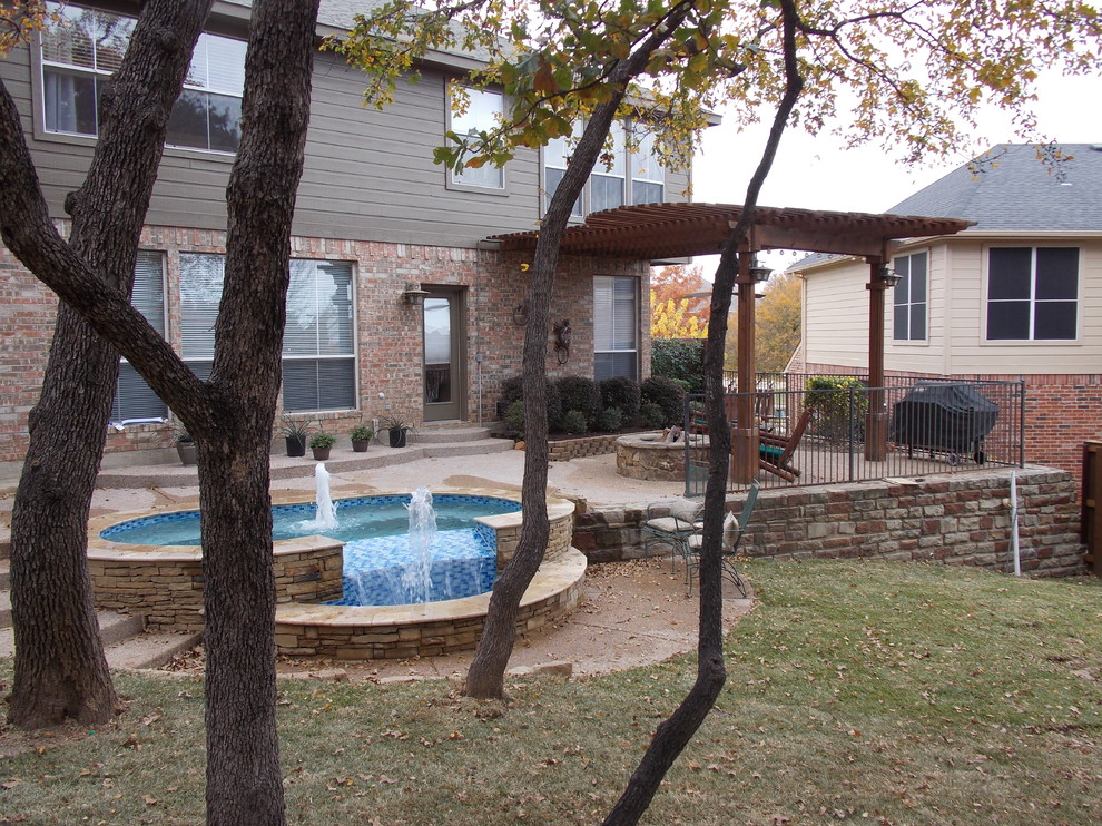 Mittelgroßer Moderner Pool hinter dem Haus in individueller Form mit Dielen in Dallas