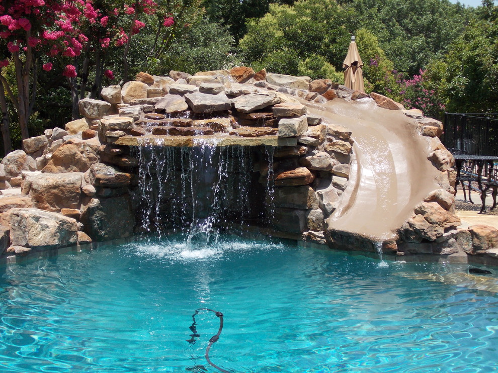 Стильный дизайн: естественный бассейн среднего размера, произвольной формы на заднем дворе в стиле модернизм с настилом и водной горкой - последний тренд