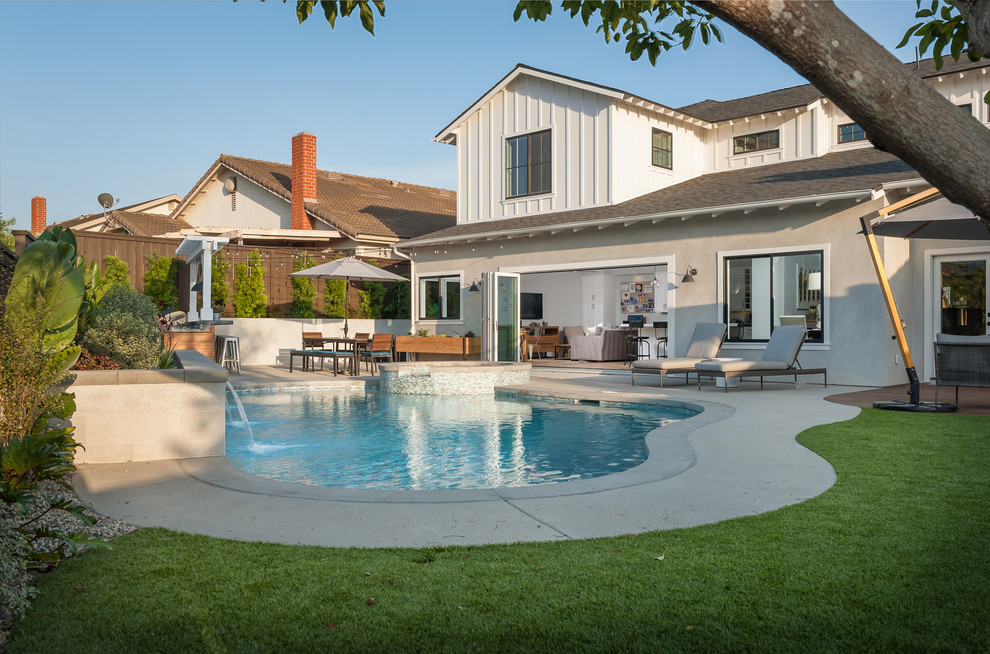Mittelgroßer Landhaus Pool hinter dem Haus in Nierenform mit Betonplatten in San Diego