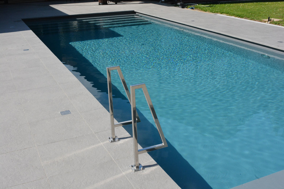 Imagen de piscina alargada actual rectangular