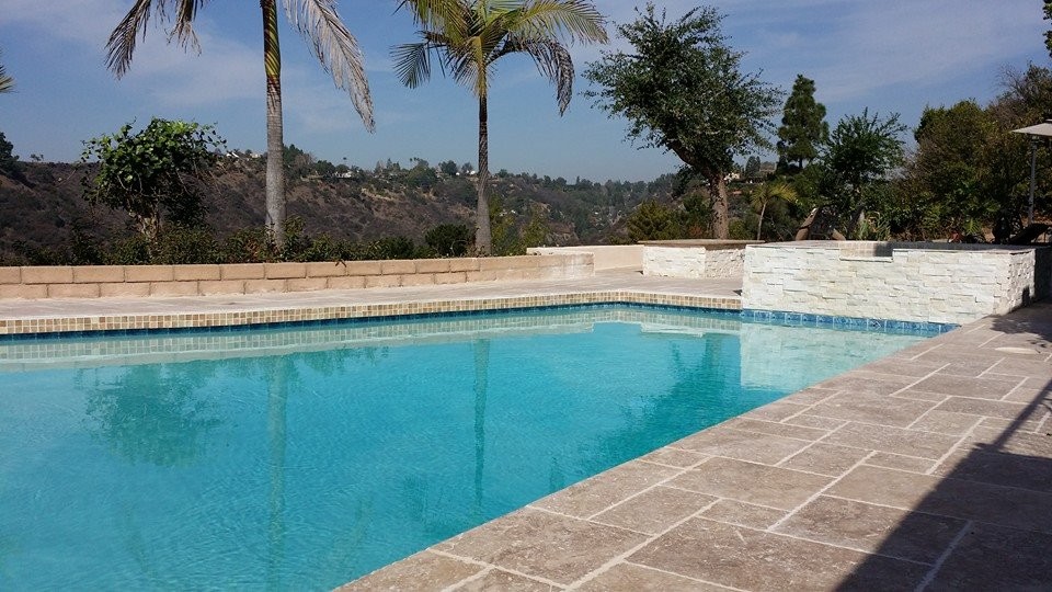 Großer Moderner Whirlpool hinter dem Haus in individueller Form mit Natursteinplatten in Los Angeles