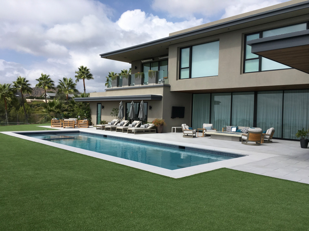 Ispirazione per una piscina monocorsia minimalista dietro casa con pavimentazioni in cemento