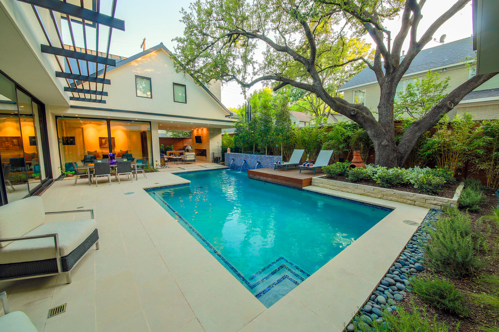 Idee per una piscina moderna rettangolare di medie dimensioni e dietro casa