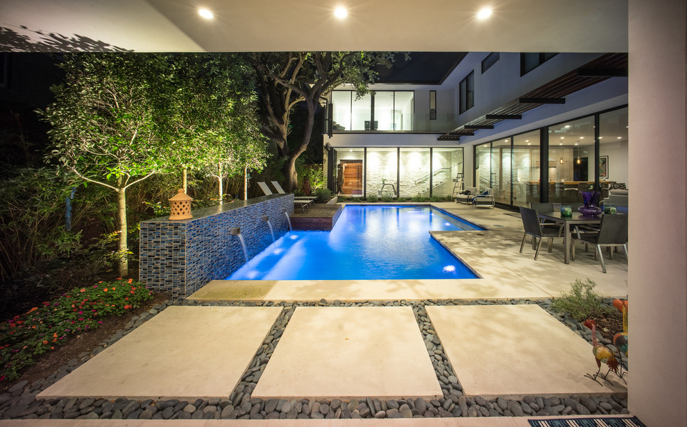 Идея дизайна: прямоугольный бассейн среднего размера на заднем дворе в стиле модернизм
