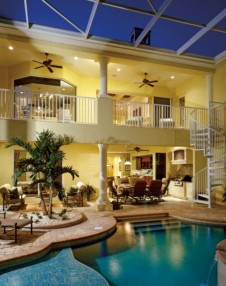 Стильный дизайн: бассейн произвольной формы в доме в морском стиле - последний тренд