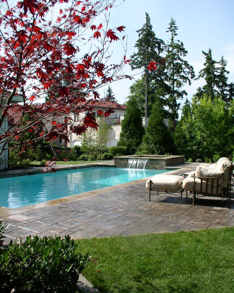 Idee per una piscina minimal rettangolare di medie dimensioni e dietro casa con cemento stampato