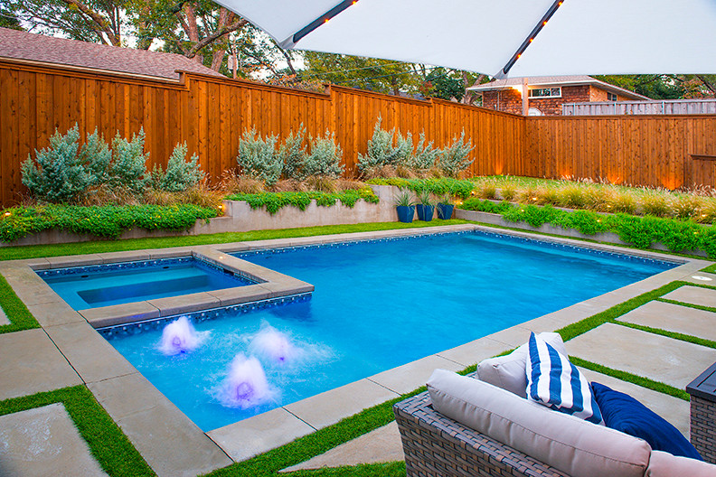 Mittelgroßer Klassischer Schwimmteich hinter dem Haus in L-Form mit Betonboden in Dallas