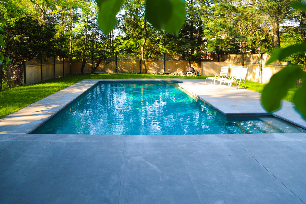 Foto di una piscina naturale contemporanea rettangolare di medie dimensioni e dietro casa con pedane